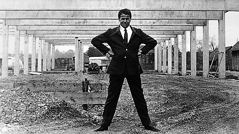 Artur Schwörer devant le premier hall de production en construction à Weißenhorn.<br/>