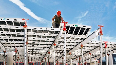 &lt;p&gt;Auf der bauma 1992 stellt PERI die leichte Deckenschalung SKYDECK vor. Mit Fallkopfsystem konstruiert, wird echtes Fr&amp;uuml;hausschalen m&amp;ouml;glich, sodass sich Vorhaltemengen reduzieren lassen.&lt;/p&gt;<br/>