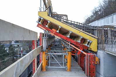 MULTIPROP Türme mit VT 20 Schalungsträgern als Längsträger und SRU Querträger