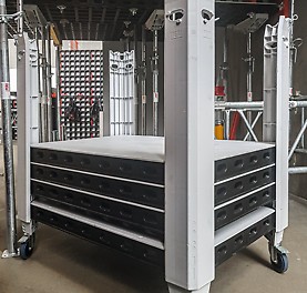 La peau coffrante de rechange se monte à la main avec quelques vis seulement, également sur le chantier et sans outillage particulier. 