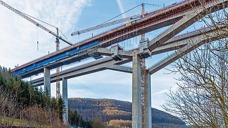 Kombinovatelnost stavebnic VARIOKIT a PERI UP umožnila projektové řešení pro zhotovení říms i dodatečné práce na mostovce a šikmých pilířích nad hlavicemi ve tvaru Y.