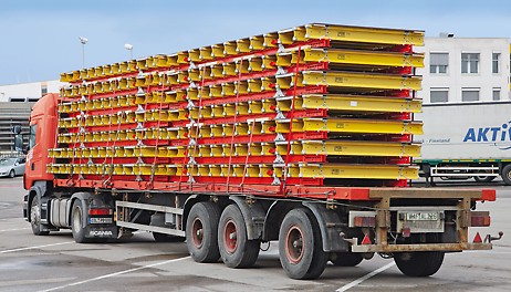 Due to the low construction height of only 36 cm, 20 % less transportation and storage capacity is necessary compared to slab tables with trusses made of type 20 wooden girders. The firmly mounted support timbers ensure the required protection of the formlining in the stack and during transportation.