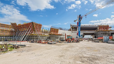 Pre realizáciu značne netradičných tvarov „Porta del Sud“ vyvinuli PERI inžinieri v Taliansku ekonomicky výhodné riešenia pre všetky debniace a lešenárske práce. Pri projekte bolo okrem štandardných systémových prvkov použité aj obrovské množstvo prvkov debnenia vyrobených presne podľa požiadavky projektu. 