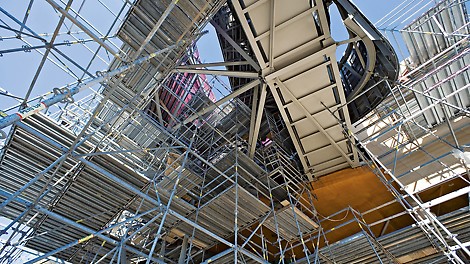 El andamio modular PERI UP Rosett permitió ajustarse a la complicada geometría del edificio.<br/>