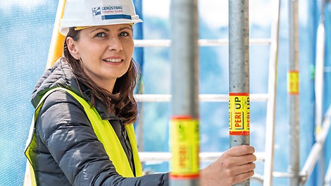 Sina Scheffler mit PERI UP im Einsatz Sina Scheffler sieht einen großen Mehrwert im vorlaufenden Seitenschutz beim Fassadengerüst PERI UP mit den Easy Stielen.