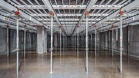Halle bei der die Ortbetondecke mithilfe der SKYDECK Paneel-Deckenschalung mit leichten Einzelteilen aus Aluminum hergestellt wird.