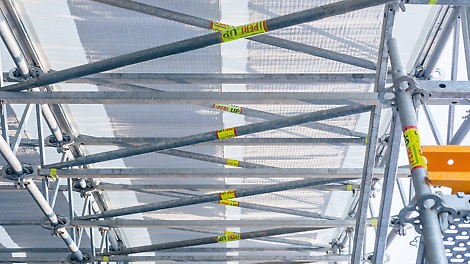 Effektives Schneemanagement dank projektspezifischer Lösung: In die Kederplanen integrierte Heizdrähte verhindern größere Schneeansammlungen und damit ungewollte Auflasten.