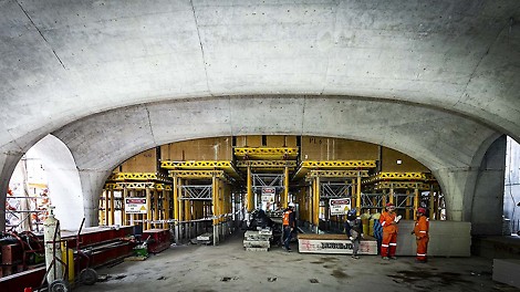 O interior do hall da estação se caracteriza pela sua amplitude e luminosidade. Os arcos da fachada dão lugar a uma sequência de abóbadas que cobrem a luz total do espaço, atendendo também os requisitos estruturais do terreno.