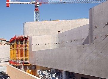 By covering the VARIO elements with large-sized PERI Fin-Ply formlining, excellent concrete surfaces were achieved.