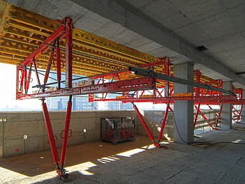 Cantilevered beams consisting of rentable PERI VARIOKIT system components carried the fresh concrete loads from the balconies.