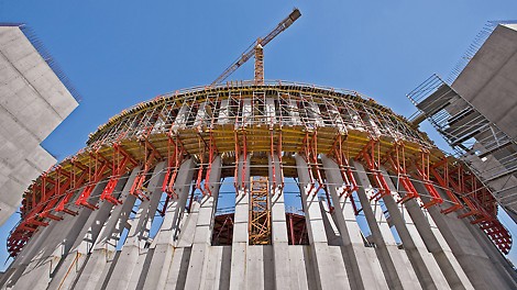 建筑外围是由4组16个截面为80x80厘米的正方形柱组成的环形结构