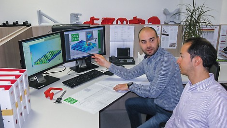 W celu ustalenia optymalnego składu materiału do danego rodzaju zastosowania, właściwości materiału badane są najpierw w oparciu o symulację metodą elementów skończonych.<br/>