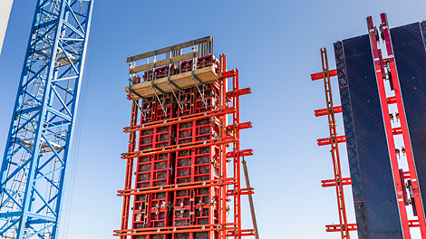 De MAXIMO kolombekisting van PERI is in zijn geheel relatief eenvoudig te verplaatsen met behulp van een kraan, wat de doorloopsnelheid van het project Newport Toren C ten goede kwam.