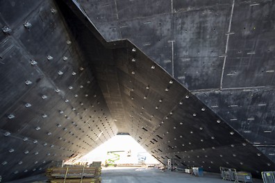 Wall 18, one of the structure’s most twisted walls, merges with walls 17 and 2. Metal fixings are hanger brackets for precast concrete cladding