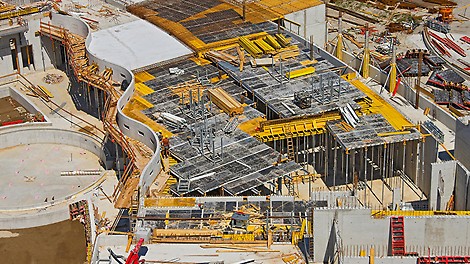 St. Martins Therme & Lodge - SKYDECK Deckenschalung mit Fallkopf Für die Geschossdecken mit Deckenstärken bis zu 55 cm und Raumhöhen von 5 m verwendete das Baustellenteam die SKYDECK Deckenschalung mit Fallkopf.