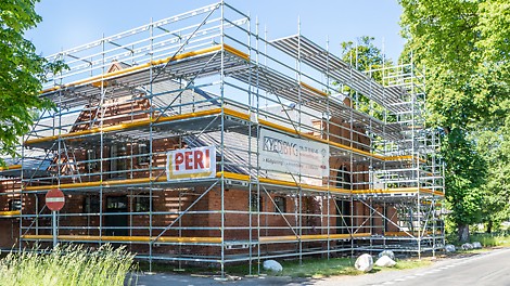 1,5m hoveddæk og materiale platforme til materialeoplag , for at skabe plads til skifferplader til det nye tag og samtidig sikre gode arbejdsforhold for tømrerne.