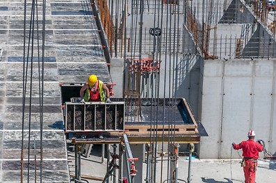 Specijalni element SKYDECK sistema tzv. &quot;padajuća glava&quot; omogućava raniju demontažu oplate, tako da se glavni nosači i paneli brzo oslobađaju za upotrebu na sledećem taktu betoniranja.