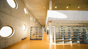Biblioteka Königgrätz, Češka - za vidljive površine zidova zahtevan je natur-beton najvišeg kvaliteta - bezporozni i bez odstupanja u nijansi.