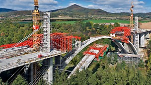 Dálniční most přes Opárenské údolí: 258 m dlouhý a 50 m vysoký obloukový most přes Opárenské údolí v Českém středohoří.
