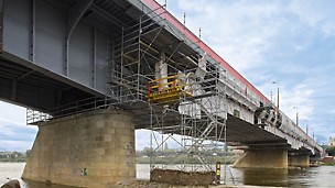 Rozpiętość platformy rusztowaniowej pod mostem wynosiła 22,50 m.