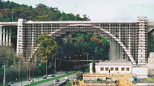 Viaduto Duarte Pacheco - Cobertura total do arco principal com PERI UP Rosett