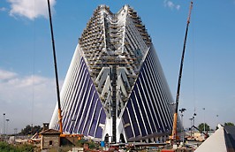 Edificio Ágora, Valencia, Spanien - Ein gigantisches Raumgerüst auf Basis des PERI UP Rosett bietet bis auf knapp 80 Meter Höhe Zugang und Arbeitsplätze für verschiedene Gewerke.