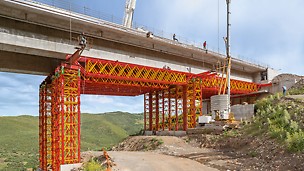VARIOKIT Schwerlasttürme und Rüstbinder dienen als tragfähiges Lehrgerüst für die Randfeldabschnitte einer 412 m langen Autobahnbrücke.