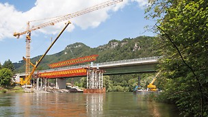 Výstavba mostu přes Mur v Rakousku: Při výstavbě mostu přes řeku Mur u Frohnleiten byly použity vazníky ze systému VARIOKIT