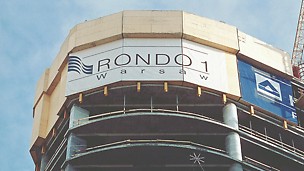 RONDO 1, Warsaw, Poland - The PERI CPP climbing protection panel reliably encloses the upper floors under construction.