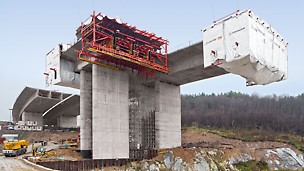 Chachenka Autobahnbrücke, Moskau, Russland - Die 22,25 m breiten Überbauabschnitte wurden mit Abschnittslängen von 3,40 m bis 4,10 m im regelmäßigen 10-Tage-Takt hergestellt.