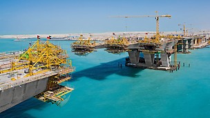 Most Sheikh Khalifa, Abu Dhabi, Spojené arabské emiráty: Prostřední úsek mostu s velkým rozpětím byl budován metodou letmé betonáže.