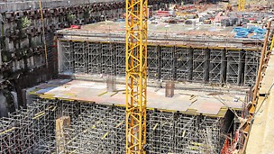Kromě rozsáhlých podpěrných konstrukcí montovaných přímo na stavbě dodala firma PERI zákazníkovi na stavbu také cca 480 t bednění a lešení.
