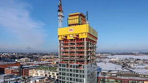 For constructing the 134 m high residential building, safety was a top priority. The PERI RCS P Climbing Protection Panel served as an enclosure as well as anti-fall protection. The gap-free enclosure of the skeleton structure´s floors protected the construction team also at great heights against strong winds and the weather.