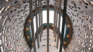 Torre Agbar, Barcelona: Válcovité stěny jádra a fasády této 142 m vysoké kancelářské budovy byly vyráběny s pomocí samošplhavé techniky ACS.