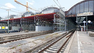 Bild der fünf Stahl-Glas-Hallen während der Erneuerung.