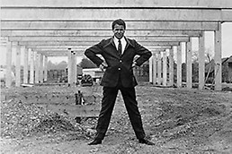 Artur Schwörer in 1969 in front of the shell construction of the first PERI production building in Weißenhorn