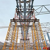 Σπίτι Βαρέων Αθλημάτων, Αθήνα, Ελλάδα- Οι ορθοστάτες βαρέως τύπου HD 200 σε συνδυασμό με τους ορθοστάτες MULTIPROP διαμόρφωσαν έναν πύργο υποστύλωσης ύψους 21,00 m για την μεταφορά φορτίων 500 kN.