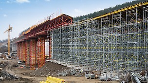 Dálniční mosty Brdjani, Čačak, Srbsko: Návrh PERI pro bednění obou mostů byl založen na pronajímatelných stavebnicových systémech se standardními konstrukčními díly.