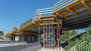 Stavba mostu přes dálnici D10, Zápy