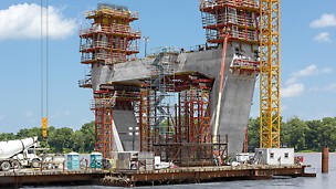 Progetti PERI "Ponte sull'Ohio "East End Crossing", Louisville, USA": Una perfetta combinazione tra i sistemi di casseforme a ripresa e impalcature di sostegno ha permesso di realizzare rapidamente i due piloni del ponte a forma complessa, rispettando le tolleranze dimensionali e i tempi prestabiliti