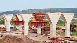 Autobahnbrücke Trmice, Aussig, Tschechien - Für die 1.083 m lange Autobahnbrücke Trmice bei Aussig in Tschechien wurden 59 Brückenpfeiler mit PERI Schalung wirtschaftlich hergestellt.
