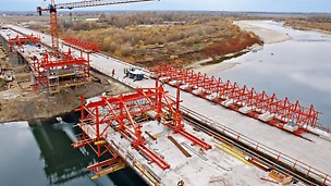 Brücke über den Dunajec, Tarnow, Polen - Der Ingenieurbaukasten VARIOKIT lässt sich mit ergänzenden Systembauteilen auch für das Freivorbauverfahren einsetzen.