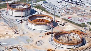 LNG Flüssiggastanks, Cameron, USA - Mit PERI Know-how entstehen im amerikanischen Bundesstaat Louisiana gleich drei riesige Flüssiggastanks auf einmal. Jedes der Bauwerke weist 80 m Durchmesser und, nach Fertigstellung, eine Wandhöhe von 44 m auf.