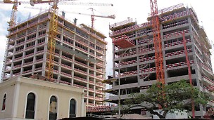 Torres Atlântico, Luanda, Angola - Bloco residencial com dois níveis de mesas. Bloco de escritórios com três níveis de mesas e movimentação das mesas do 1º nível para o 3º nível.