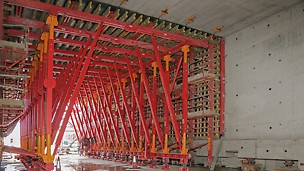 The 160 m long tunnel was cast monolithically in a total of nine sections – with only one VTC Tunnel Formwork Carriage.