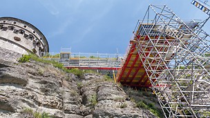 Treppenturm, Plattform und Arbeitsgerüst an der Festung Marienberg