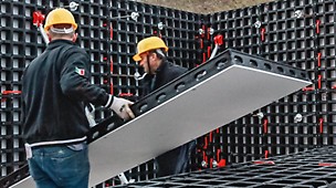 Na veletrhu bauma 2016 představuje PERI poprvé bednění DUO, vyrobené z inovativního kompozitního materiálu z technických polymerů. DUO umožňuje flexibilní bednění stěn, sloupů a stropů jedním systémem bez použití jeřábu.