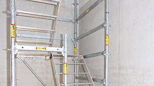 Realizace bez dodatečných podlah s kombinovanými prvky ze série schodiště lešení UAS.