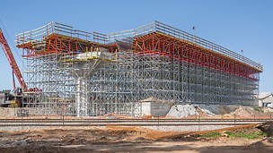 The expert engineers of PERI Israel ideally matched the superstructure formwork and the shoring for the crossing of a highway over a railroad line.