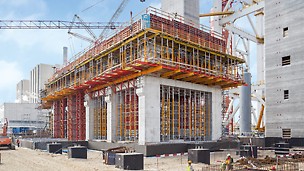 The PERI shoring concept for the transfer of high loads was based on standardized construction kit systems: MULTIPROP, HD 200 and VARIOKIT. The required access technology is generated with the PERI UP modular scaffolding system. 